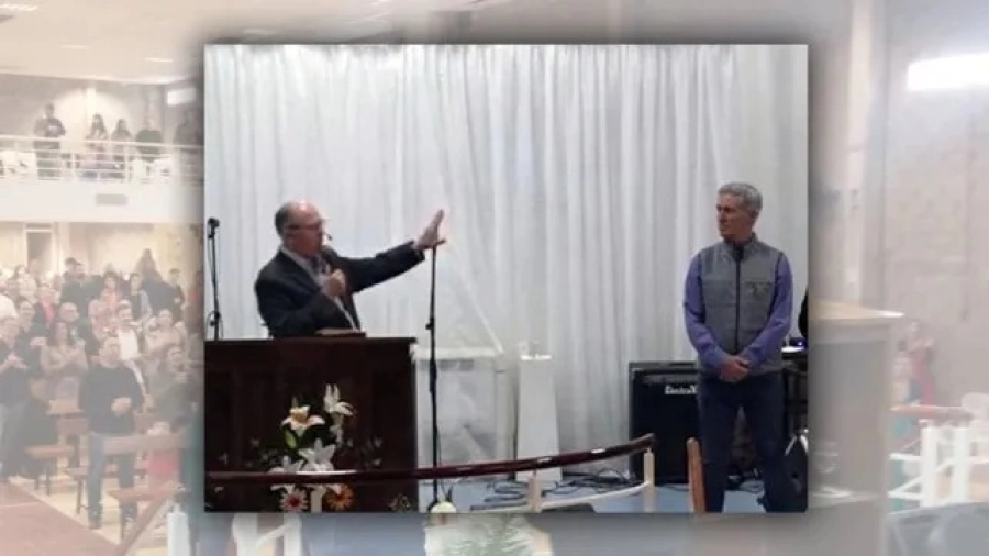 El pastor de Paraná, Miguel Kecher,
bendiciendo a Sebastián Etchevehere.