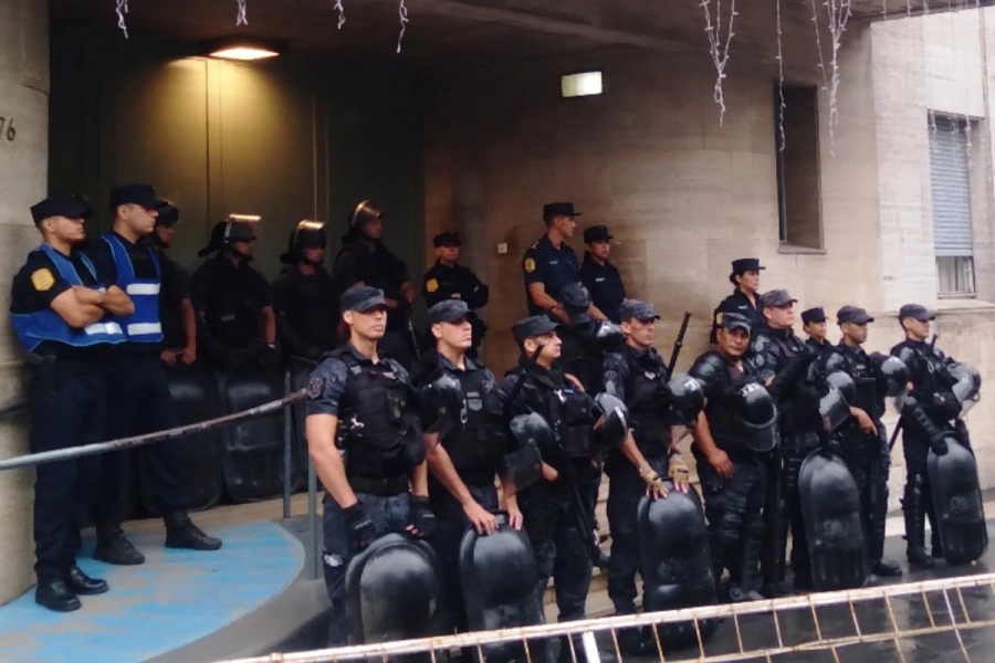 Polic&iacute;as bloquearon el ingreso al edificio municipal.