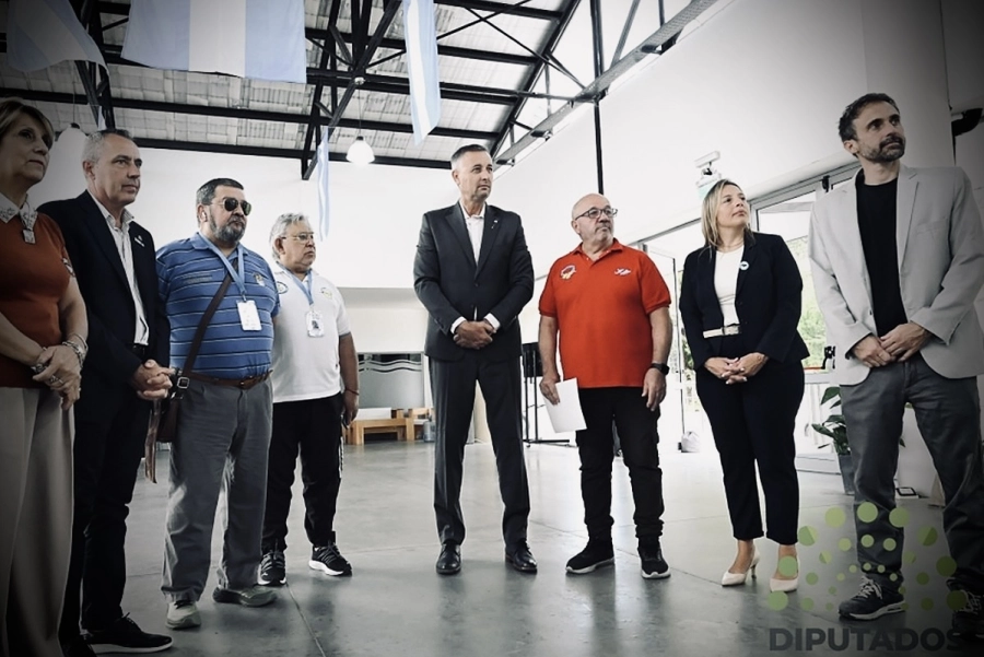 Juan Rossi se mostr&oacute; junto a Gustavo Hein (presidente de la C&aacute;mara de Diputados) durante una actividad sobre Malvinas.