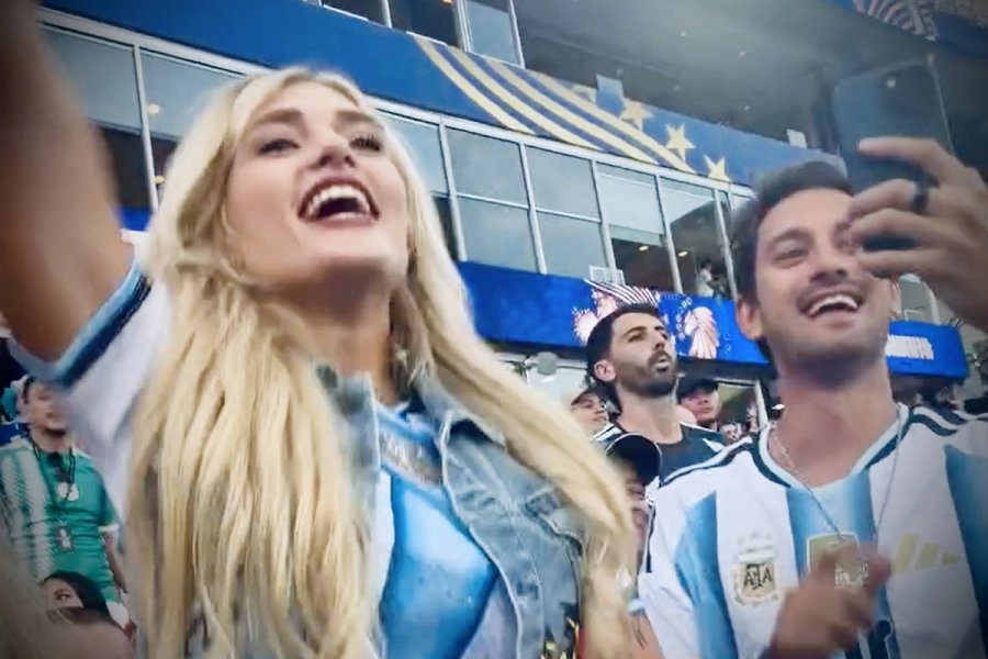 Marta Fort y Bruno Serangeli en el partido de Argentina y Argelia.