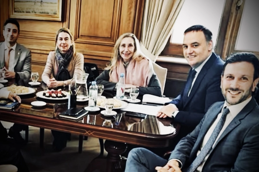 La senadora nacional Romina Almeida (LLA Entre R&iacute;os) junto a Karina Milei y Manuel Adorni en Casa Rosada.
