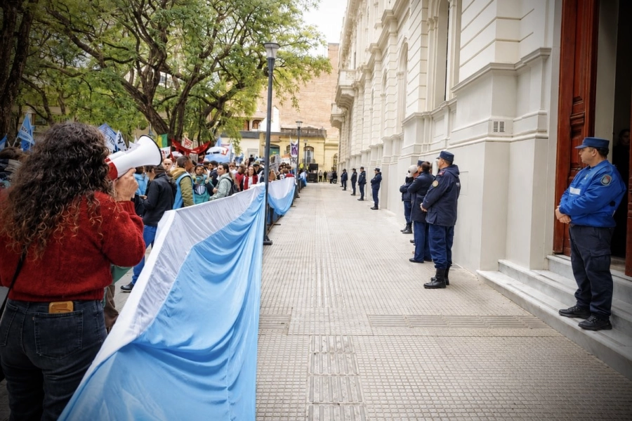 Fuerte operativo policial en Casa de Gobierno.