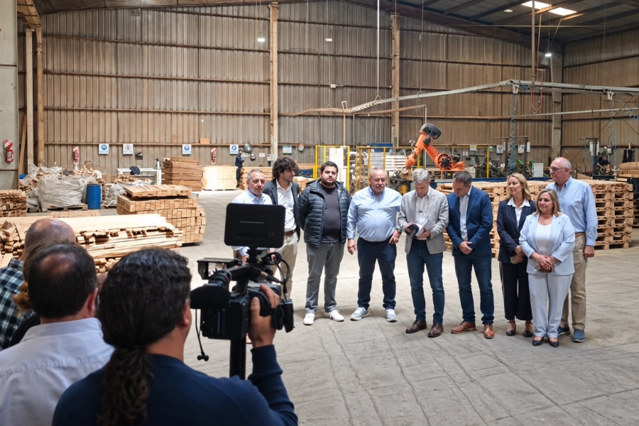 Rogelio Frigerio y Mauricio Davico junto a autoridades de la empresa durante el recorrido.