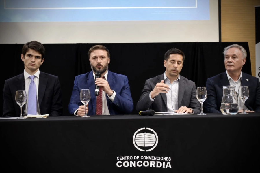 Presentaci&oacute;n oficial de Humming Airways en el Centro de Convenciones de Concordia.