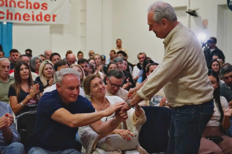 Benedetti sale a pedir el voto, ante la fuga de radicales