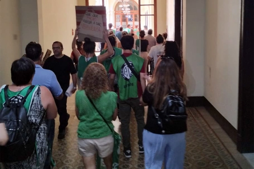 Trabajadores despedidos reclamaron en Casa de Gobierno