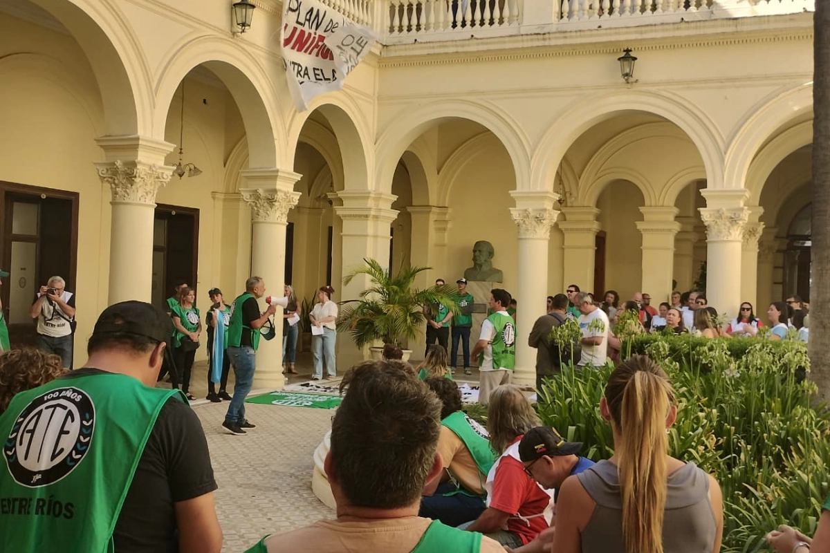 Estatales volvieron a marchar a Casa de Gobierno contra despidos y por salarios.