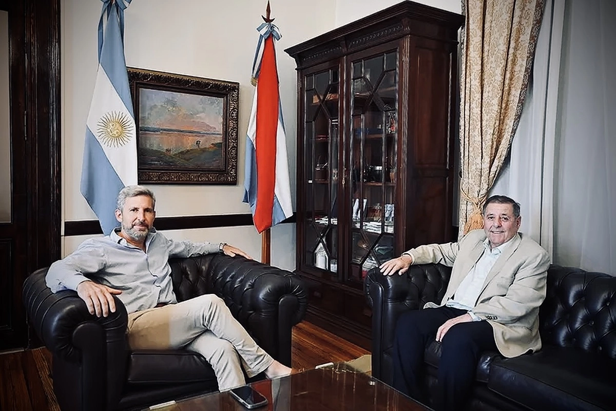 El gobernador Frigerio con el ex senador nacional, Afredo de Angeli.