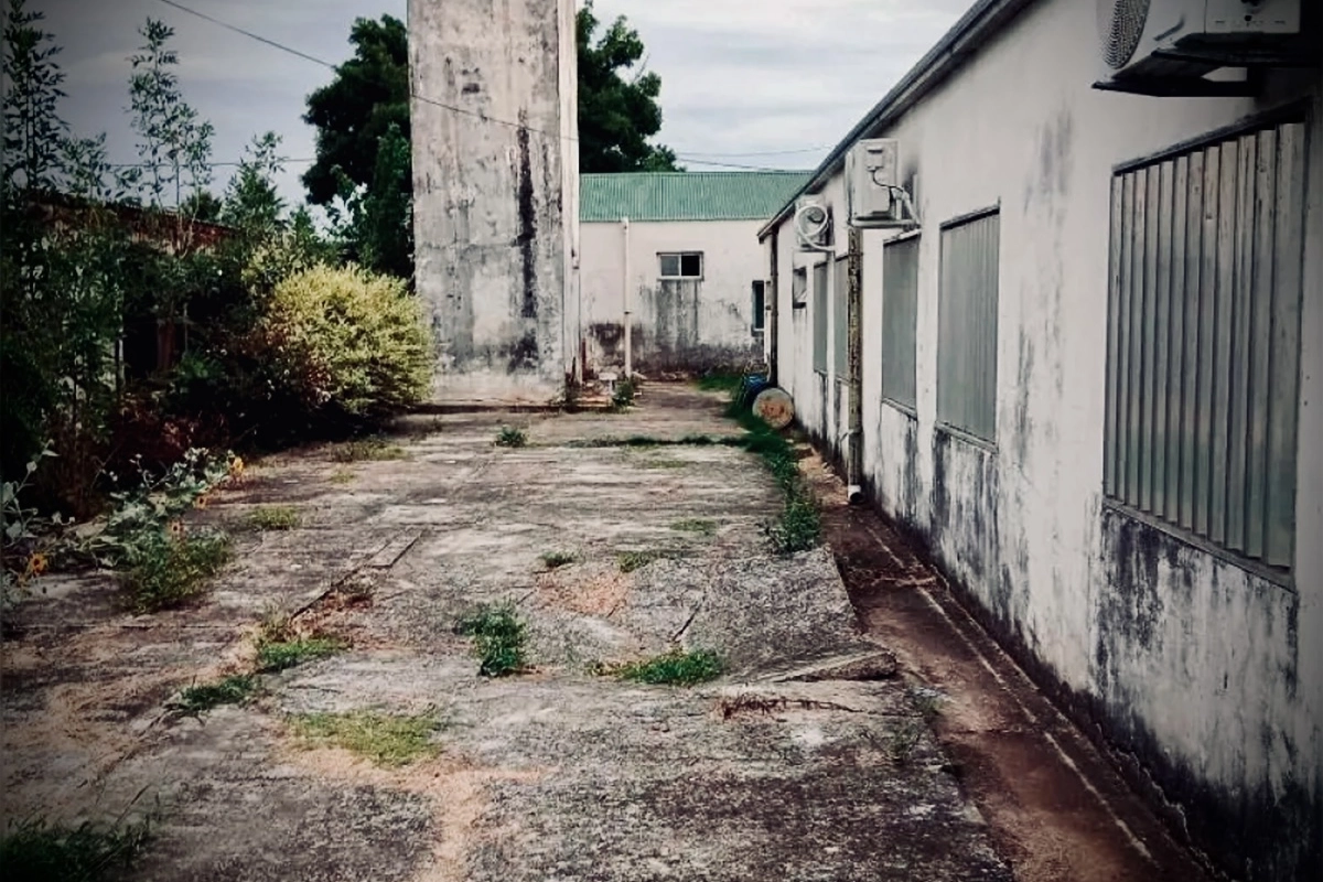 Parte del establecimiento presenta hundimientos estructurales.