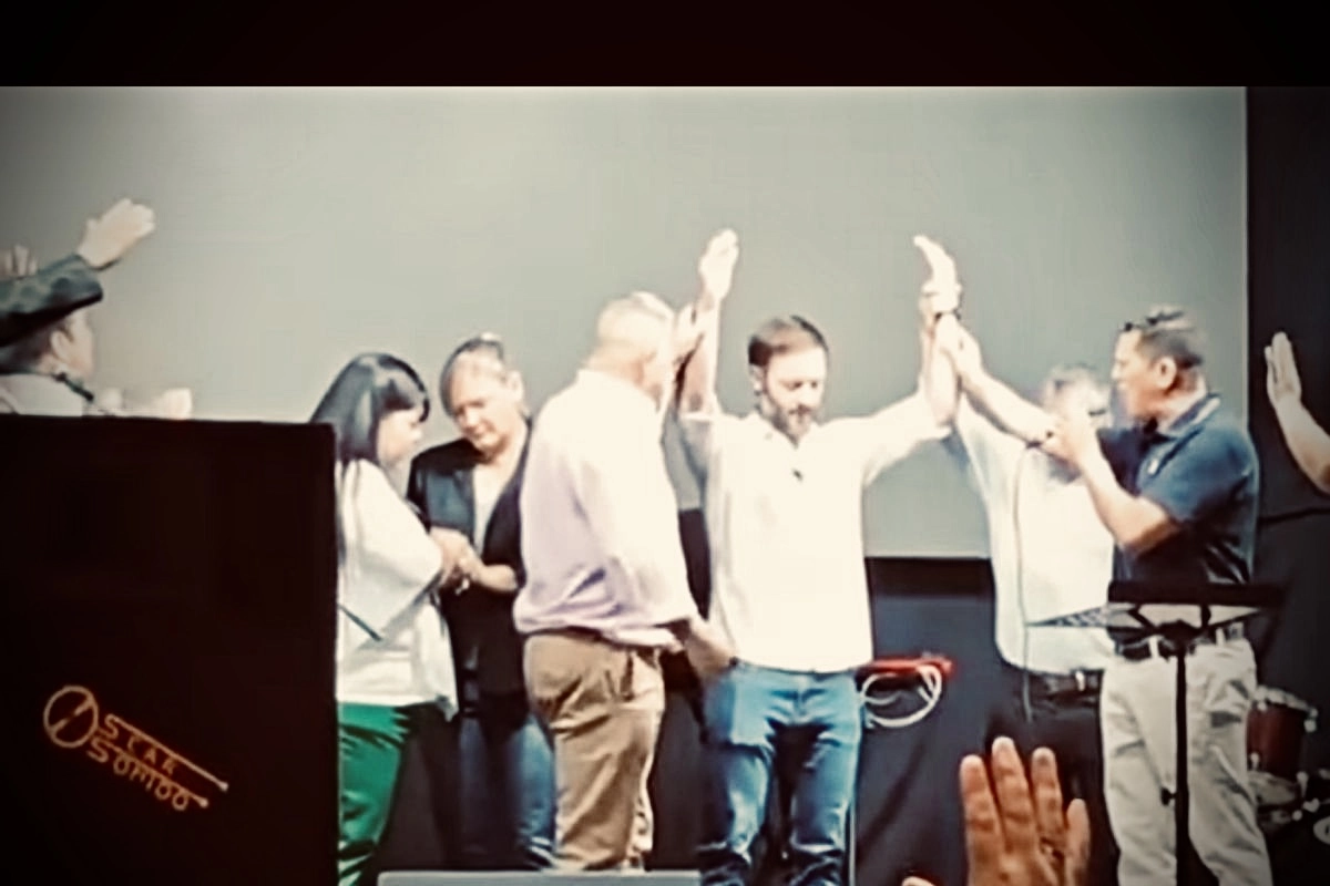 Francisco Azcu&eacute;, intendente de Concordia, durante la celebraci&oacute;n religiosa evang&eacute;lica.