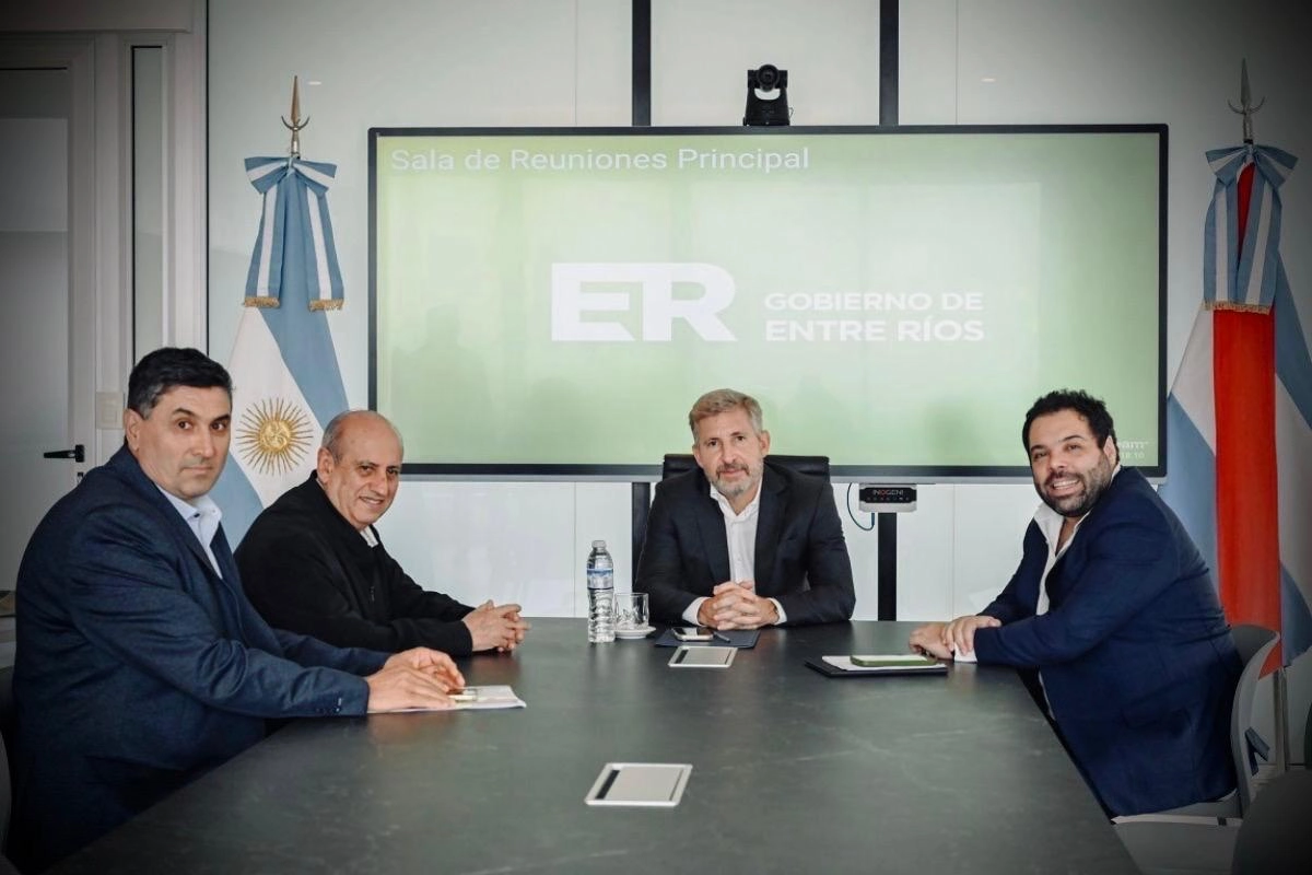 Intendentes C&eacute;sar Simino y Domingo Daniel Rossi junto al gobernador Rogelio Frigerio y el ministro Manuel Troncoso.