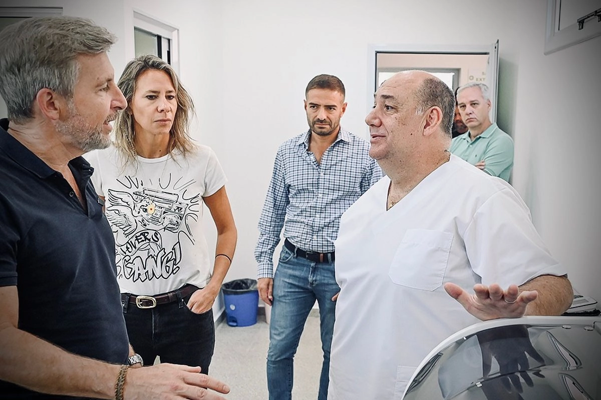 Rogelio Frigerio y su esposa, junto al ministro de Salud, Daniel Blanzaco y el director del hospital, Marcelo Ramat.