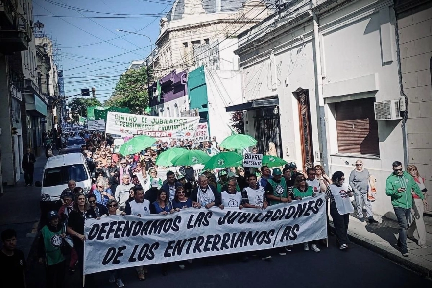Multitudinaria marcha en Paran&aacute; contra la reforma previsional del gobierno provincial