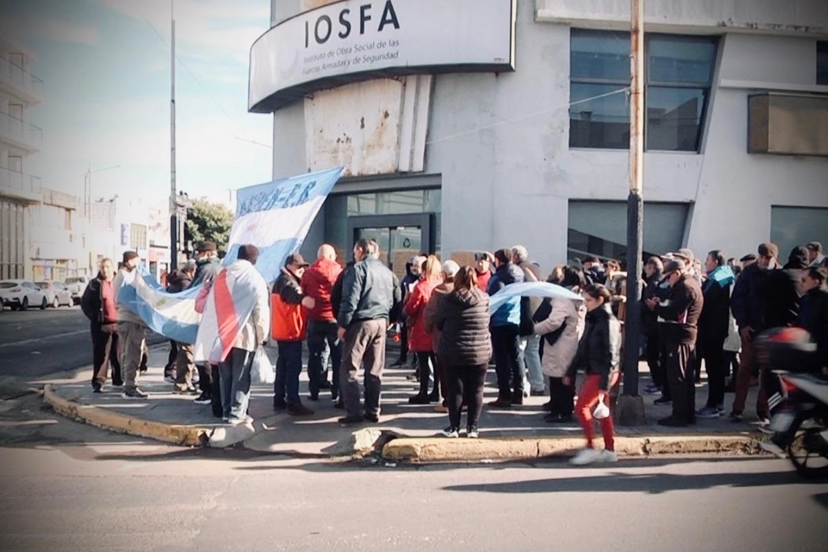 Manifestaci&oacute;n de afiliados de OSFA frente a la sede de la obra social en Paran&aacute;.