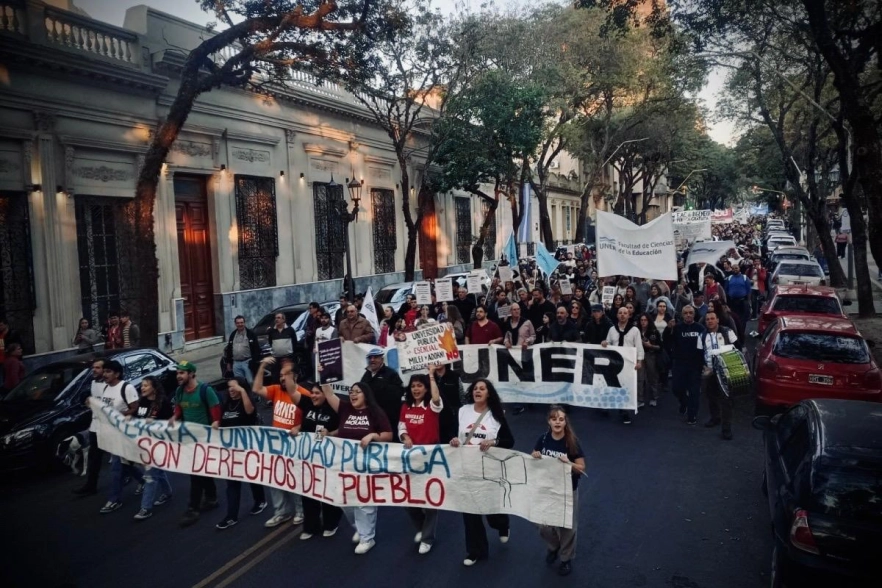 Multitudinaria movilizaci&oacute;n en Paran&aacute; en defensa de la universidad p&uacute;blica