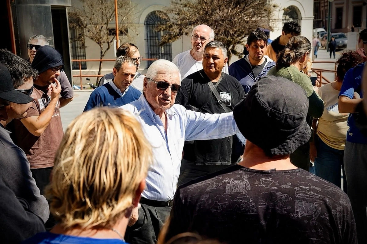 El intendente de Concepci&oacute;n del Uruguay, Jos&eacute; Eduardo Lauritto, dialog&oacute; con trabajadores de Granja Tres Arroyos.