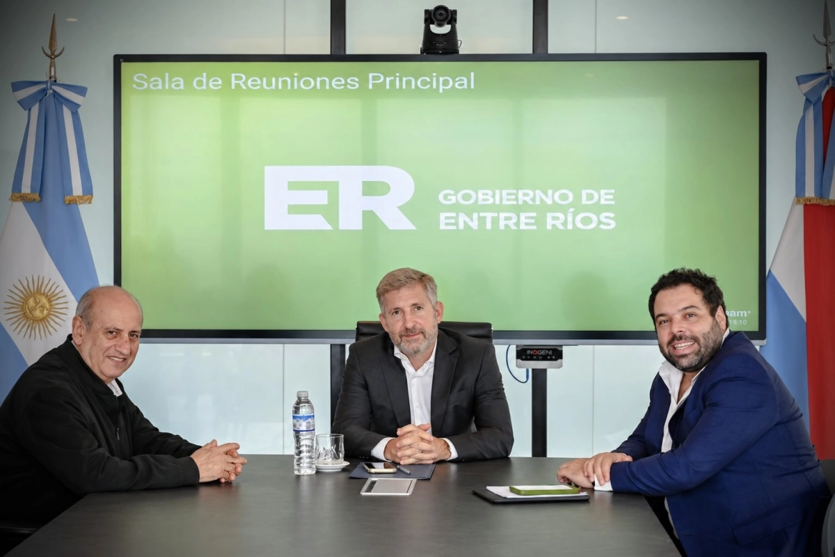 Domingo D. Rossi, intendente de Santa Elena; el gobernador Rogelio Frigerio y Manuel Troncoso, ministro de Gobierno.